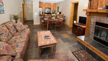 テレビ、暖炉、DVD プレーヤー