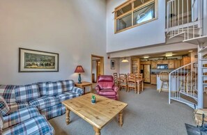 Fernseher, Kamin, DVD-Player