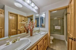 Haartrockner, Handtücher, Seife, Shampoo