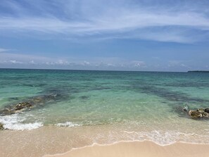 Privatstrand, weißer Sandstrand, Liegestühle, Sonnenschirme