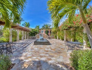 Outdoor dining - Spacious 3 bedroom 2 bath condo with resort style amenities.  Great location! (Estero)