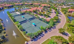 Sports court - Spacious 3 bedroom 2 bath condo with resort style amenities.  Great location! (Estero)
