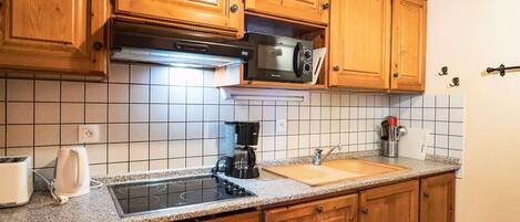 Fridge, microwave, dishwasher, coffee/tea maker