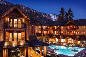 A heated pool - Mountain View 3BR | Ski Valet & Shuttle Service (South Lake Tahoe)