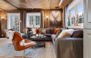 Smart TV, fireplace - Awesome home in Svingvoll with sauna (Svingvoll)