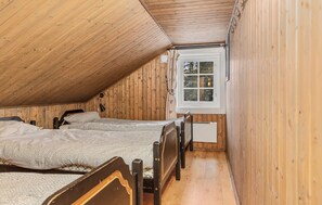 8 bedrooms, travel crib, free WiFi