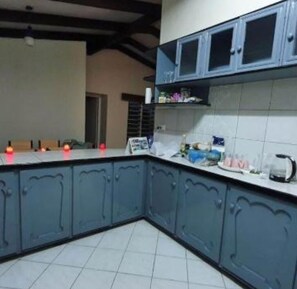 ثلاجة، ميكروويف، موقد طهي مسطح، مستلزمات طهي/أطباق/أوعية