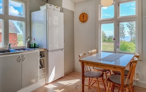 Fridge, oven, dishwasher, coffee/tea maker