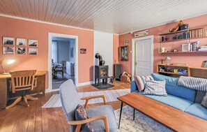 TV, fireplace - Awesome home in Frändefors (Frändefors)