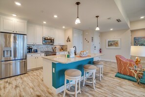 Fridge, microwave, oven, stovetop - ⚓Penthouse in Paradise! Sunrise views in Margaritaville. 2 miles to beaches & AMI!⚓ (Bradenton)