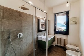 Shower, hair dryer, bidet, shampoo - Menaggio at its best - MyHomeinComo (Menaggio)