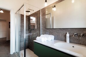 Shower, hair dryer, bidet, shampoo - Menaggio at its best - MyHomeinComo (Menaggio)