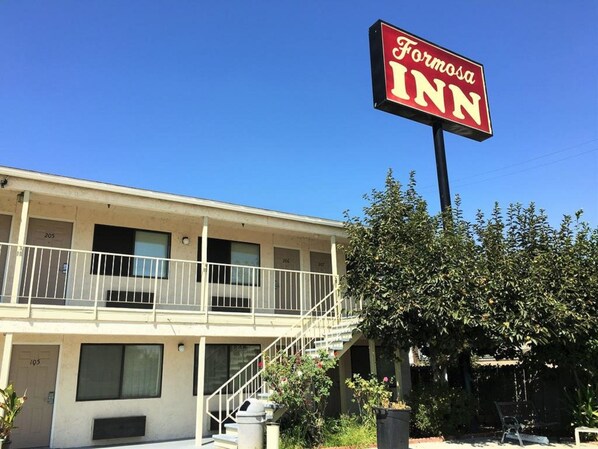 A motel with a sign reading "Formosa INN" and a two-story building with balconies. - Formosa Inn (Fresno)