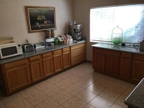 Free daily continental breakfast - Formosa Inn (Fresno)