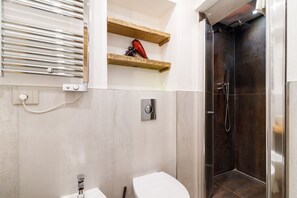 Ducha, secador de pelo, bidet, toallas