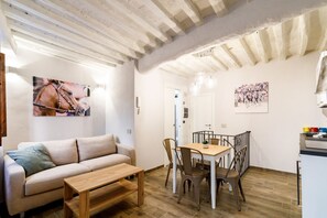 TV - Lovely Apartment Steps From Siena's Duomo (Siena)