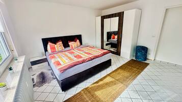 3 chambres, bureau, fer et planche Ă repasser, lit parapluie