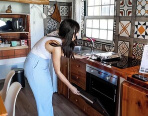 Fridge, microwave, oven, toaster - Alojamento Ponta Negra Estúdio by PontaNegraAzores (Praia da Vitória)