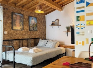 1 habitación, tabla de planchar con plancha y cuna de viaje 