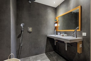Douche, sĂšche-cheveux, serviettes fournies
