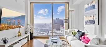 Luxury apt with stunning view,Free parking,Gym, pool, hot tube