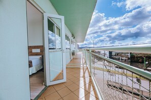 Dobbeltrom – comfort, byutsikt | Skrivebord, skrivebord for bærbar PC og wi-fi (inkludert)