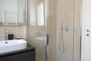 Bruser, hårtørrer, bidet, håndklæder