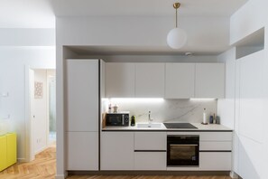 Refrigerador, microondas, horno y parrilla de estufa 