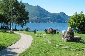 Outdoor dining - Villa Sunset - with pool and large garden - few steps from the beach (Dervio)