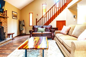 Smart TV, fireplace, video games, books - The Hummingbirdhouse/Hottub/Kingbed/Fireplace/grill/firepit. The perfect getaway (Tobyhanna)