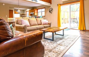 Smart TV, fireplace, video games, books - The Hummingbirdhouse/Hottub/Kingbed/Fireplace/grill/firepit. The perfect getaway (Tobyhanna)