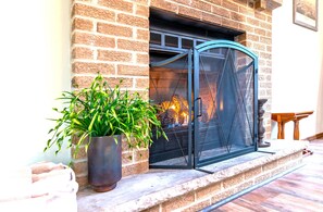 Interior - The Hummingbirdhouse/Hottub/Kingbed/Fireplace/grill/firepit. The perfect getaway (Tobyhanna)