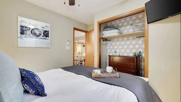 3 bedrooms, desk, iron/ironing board, travel crib