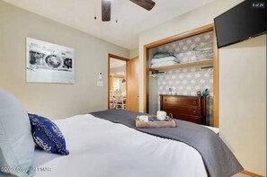 3 bedrooms, desk, iron/ironing board, travel cot - The Hummingbirdhouse/Hottub/Kingbed/Fireplace/grill/firepit. The perfect getaway (Tobyhanna)