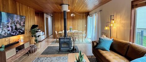 Smart TV, mesa de ping pong, libros