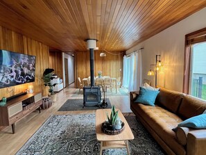 Smart-TV, Tischtennisplatte, Bücher