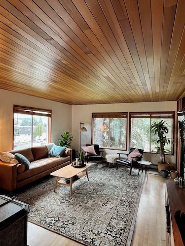 Mid-Century Modern Gem - 3BR/2BA Family Friendly Home w Modern Amenities