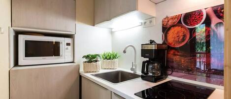 Coffee/tea maker, electric kettle, toaster, cookware/dishes/utensils