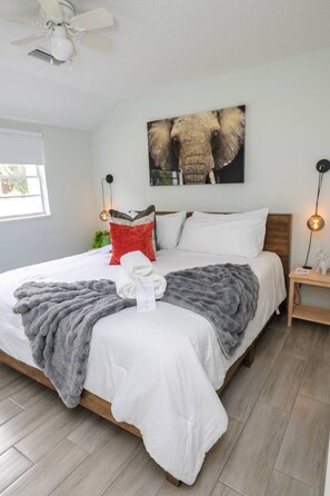 4 dormitorios, escritorio, tabla de planchar con plancha y cuna de viaje