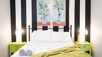 4 間睡房、書桌、熨斗/熨衫板、可攜式嬰兒床