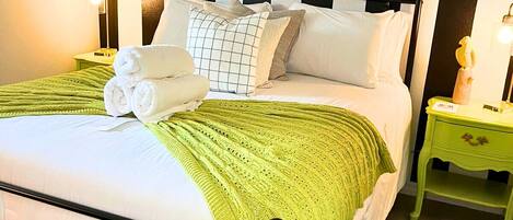 4 soverom, skrivebord, strykejern/-brett og reiseseng for barn