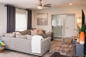 Una Smart TV, videojuegos, un futbolín, libros