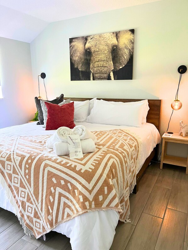 4 dormitorios, escritorio, tabla de planchar con plancha y cuna de viaje