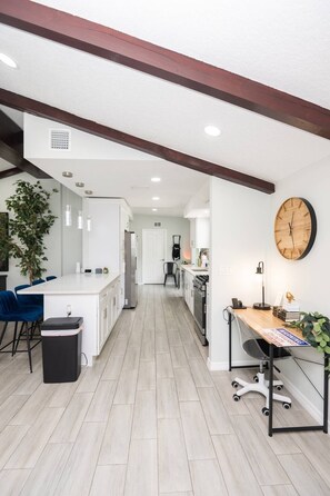 Frigorífico, microondas, horno y placa de cocina