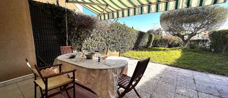 تناول الطعام بالخارج