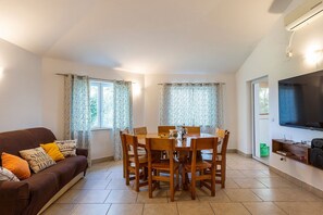 Télévision, baby-foot