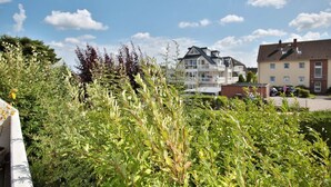 Zona residencial con casas, vegetación exuberante y cielo despejado.