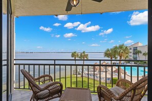 Property grounds - Waterfront 2-Bedroom Condo, Enjoy Sea Breezes and Heated Pool in St. Pete FL (St. Petersburg)