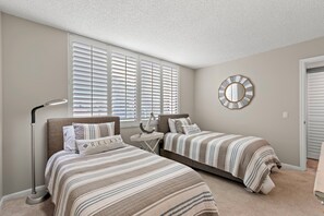 2 bedrooms, iron/ironing board, travel cot, free WiFi - Waterfront 2-Bedroom Condo, Enjoy Sea Breezes and Heated Pool in St. Pete FL (St. Petersburg)