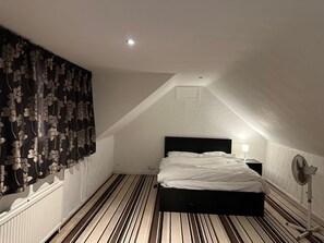 4 habitaciones, tabla de planchar con plancha, wifi y ropa de cama